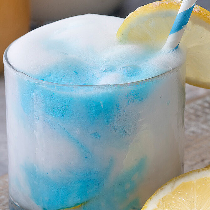 Ein Glas mit dem Mocktail Blue Curacao