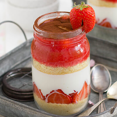 Erdbeer-Mascarpone-Joghurt-Dessert im Glas